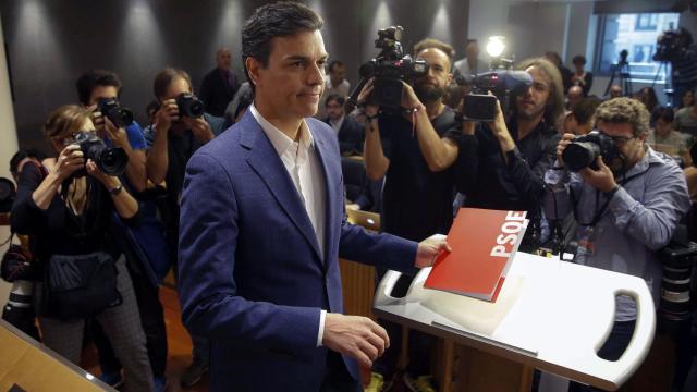 Pedro Sánchez ha combiando una chaqueta de lino con un vaquero negro oscuro