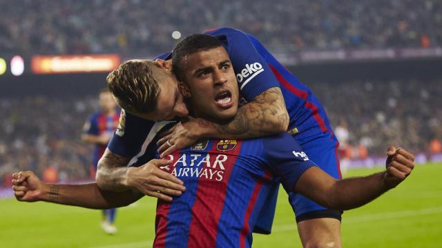 Neymar celebra con Rafinha el gol del segundo.