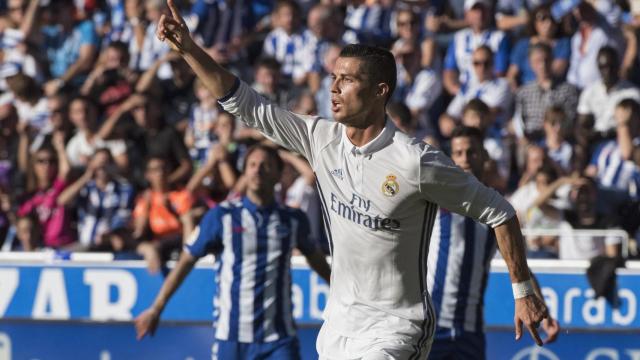 Cristiano celebra uno de sus goles en Vitoria.