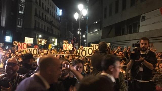 Los momentos del intento de agresión a la salida de los diputados de C´s en el Congreso.