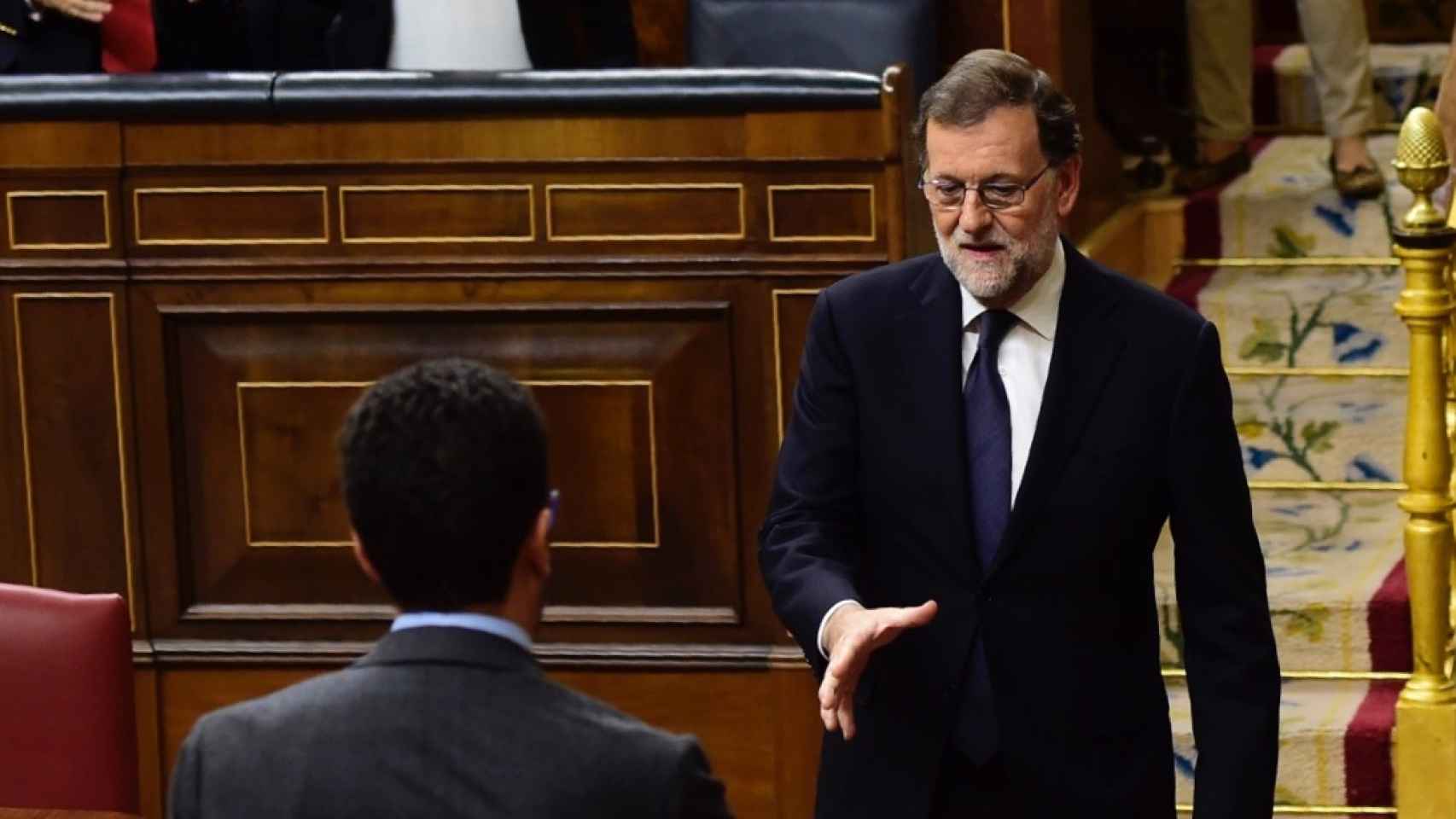 Rajoy ofrece la mano a Antonio Hernando.