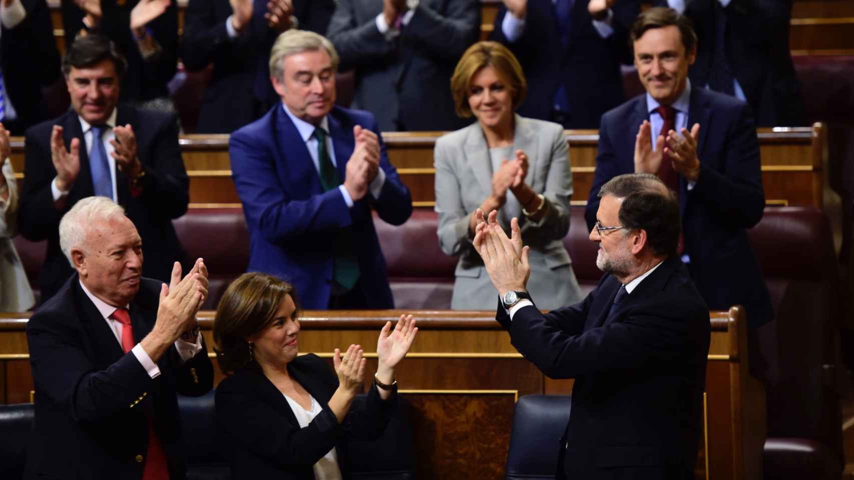 La bancada del PP aplaude a Rajoy.