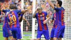 Los jugadores del Barcelona se tiran tras el botellazo.
