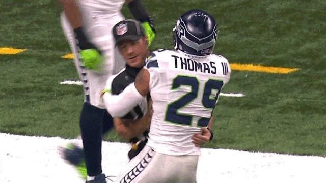 Earl Thomas III abrazando al árbitro.