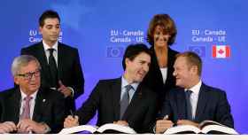 Trudeau, Juncker y Tusk han firmado este domingo el CETA tras superar el veto de Valonia