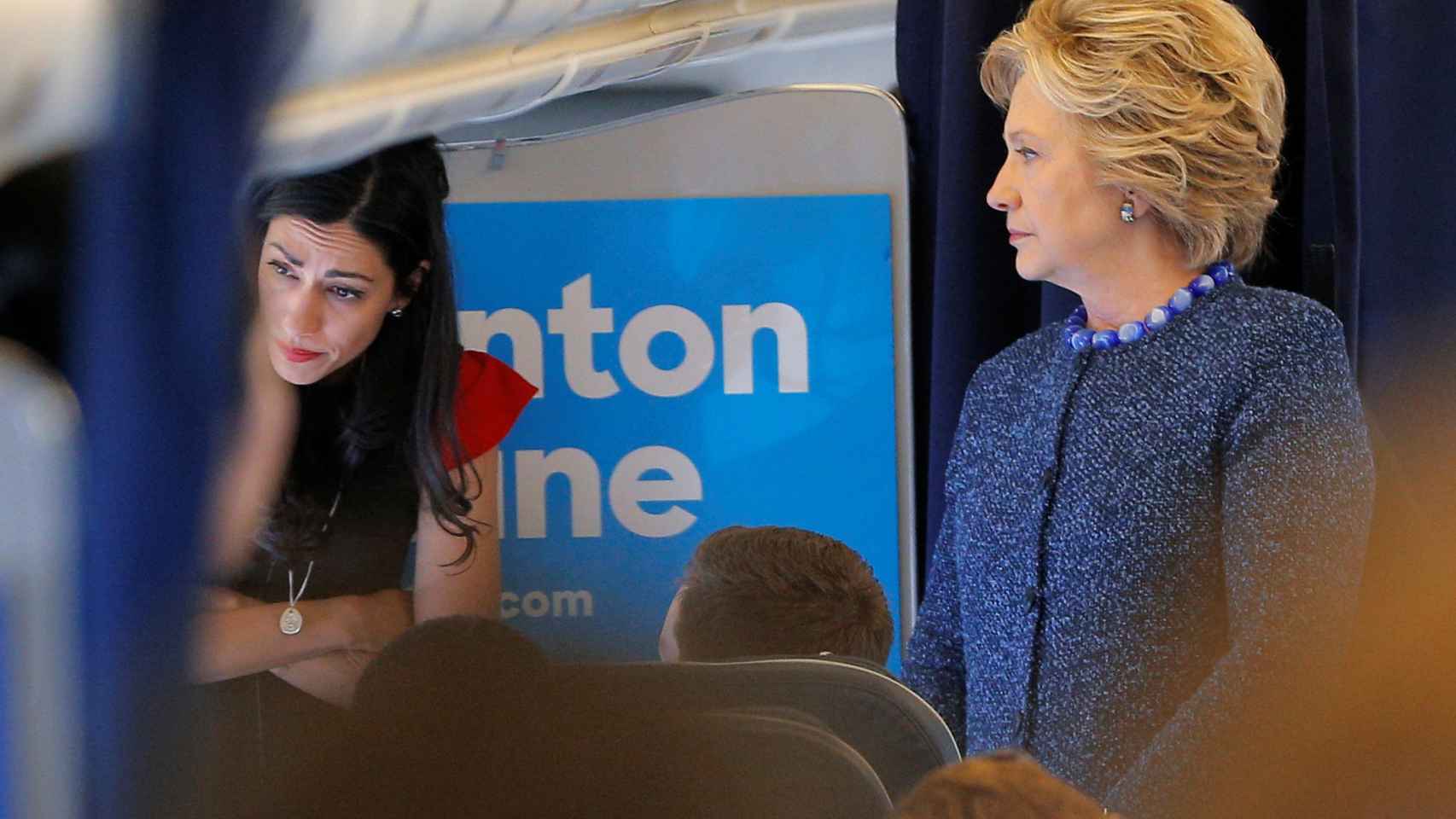 Abedin y Clinton, en el avión de campaña en una imagen del pasado 29 de octubre