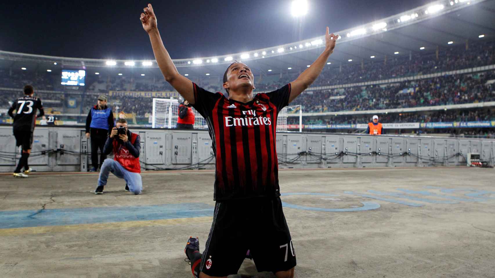 Carlos Bacca celebra un gol con el Milan en la Serie A.