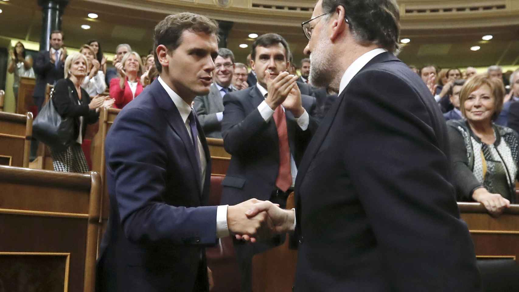 Rivera felicita a Rajoy tras su investidura.