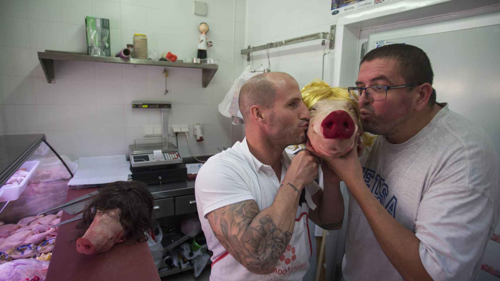 Los carniceros Javier Casado y Daniel Espinosa. Foto Fernando Ruso.
