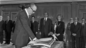 Leopoldo Calvo Sotelo jura su cargo ante los reyes el 26 de febrero de 1981.
