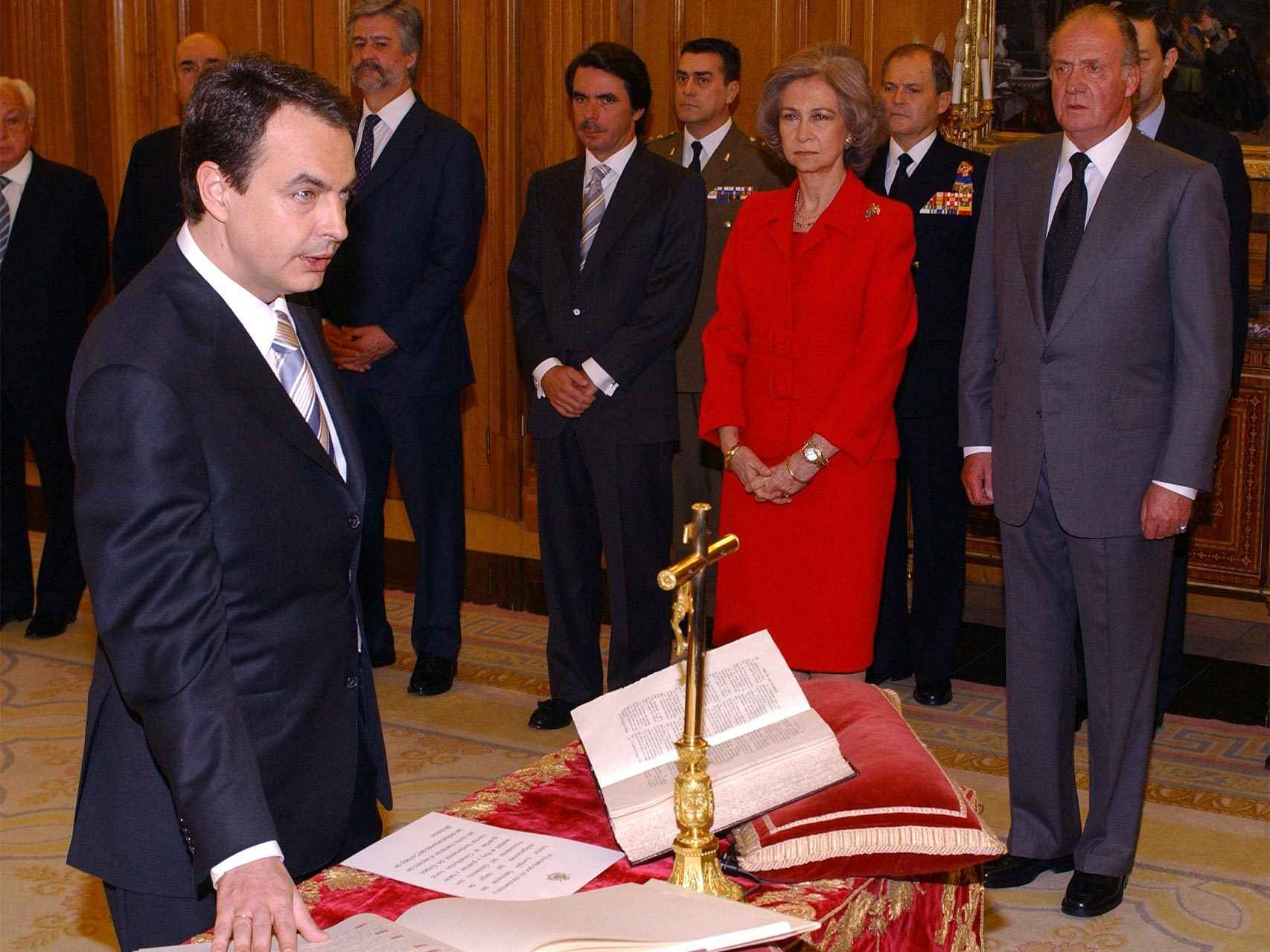 Zapatero jura ante los reyes en 2004.