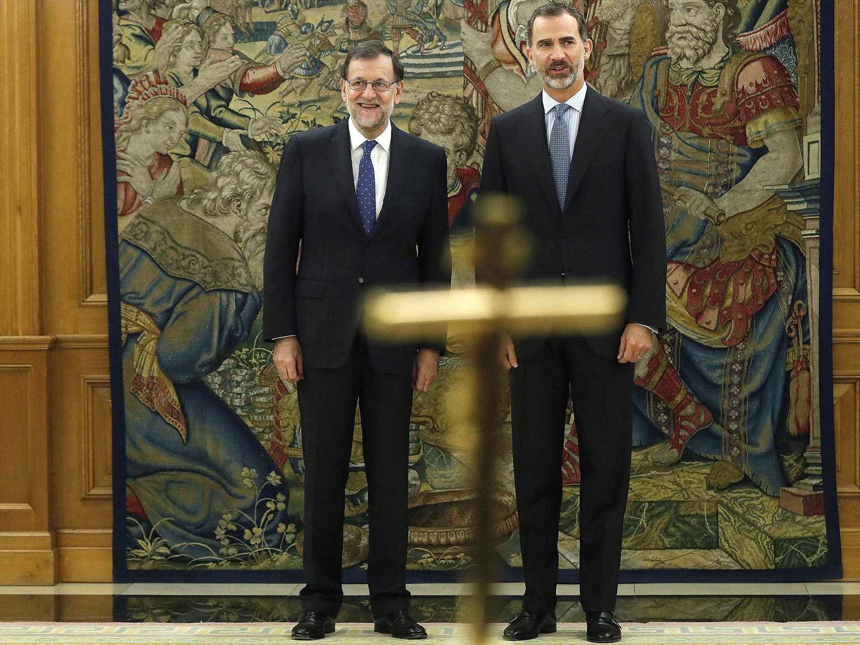 Rajoy y el rey Felipe posan tras el juramento en La Zarzuela.