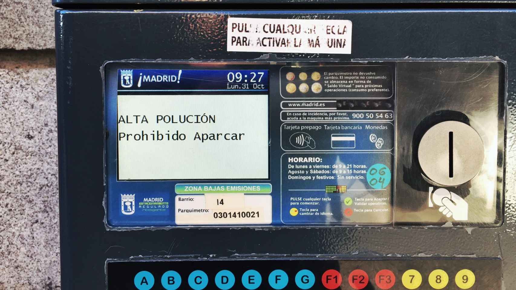 Imagen de un parquímetro, prohibiendo el aparcamiento por contaminación en Madrid.