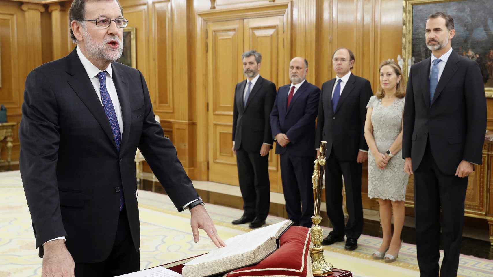 Mariano Rajoy jura el cargo ante el Rey.