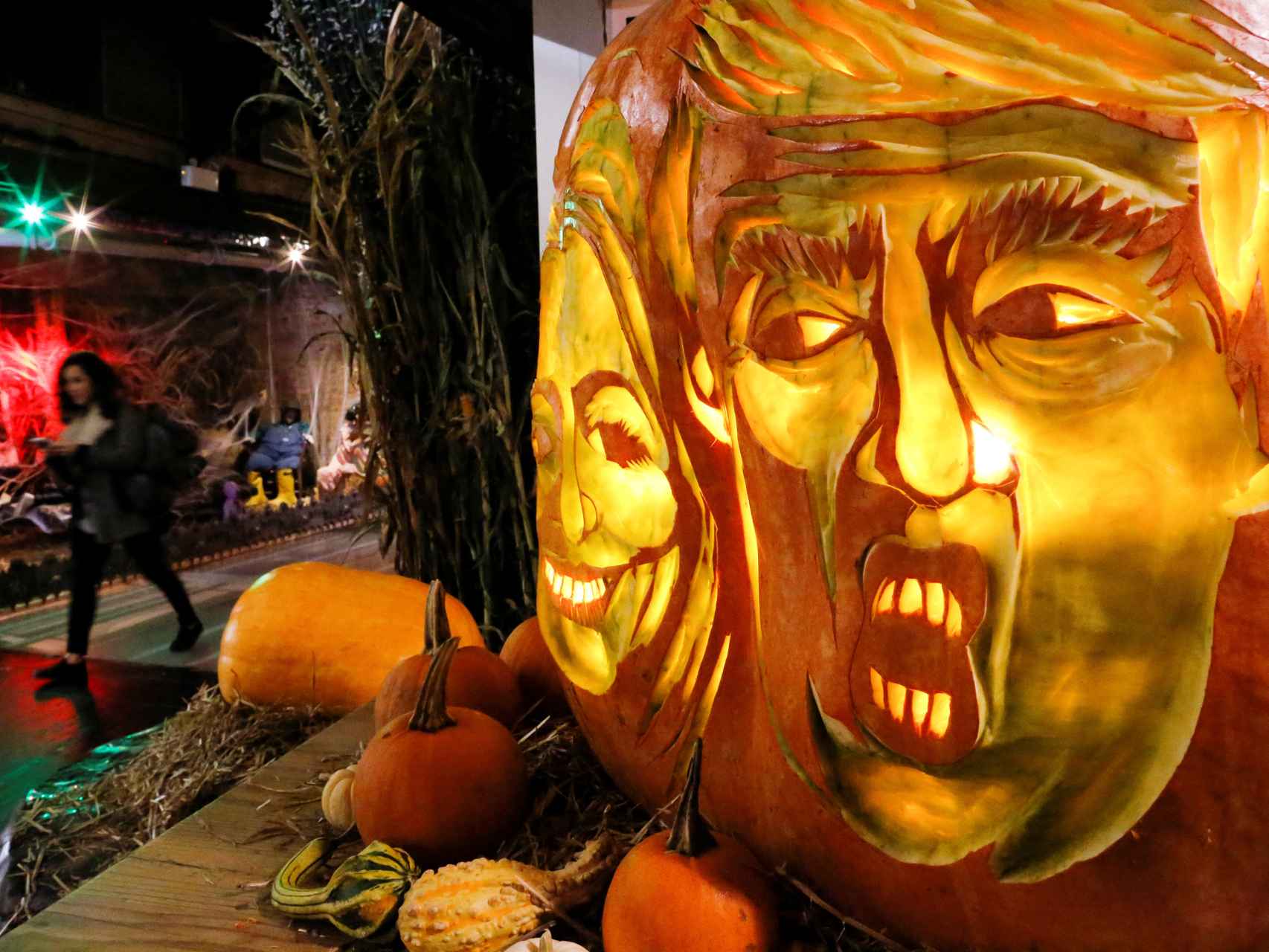 Trump y Clinton, representados en una calabaza, decoración típica de Halloween.