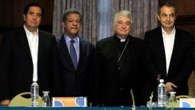 Torrijos (i), Fernández, monseñor Tscherrig y Zapatero en el inicio del diálogo en Venezuela