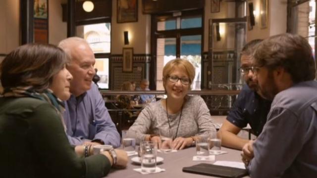 Jordi Évole conversa con militantes socialistas.