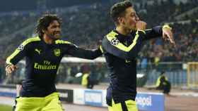 Özil celebra su gol salvador para el Arsenal en Bulgaría.
