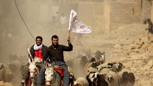 Un oficial en la parte oriental de Mosul, tras la caída de esta zona.