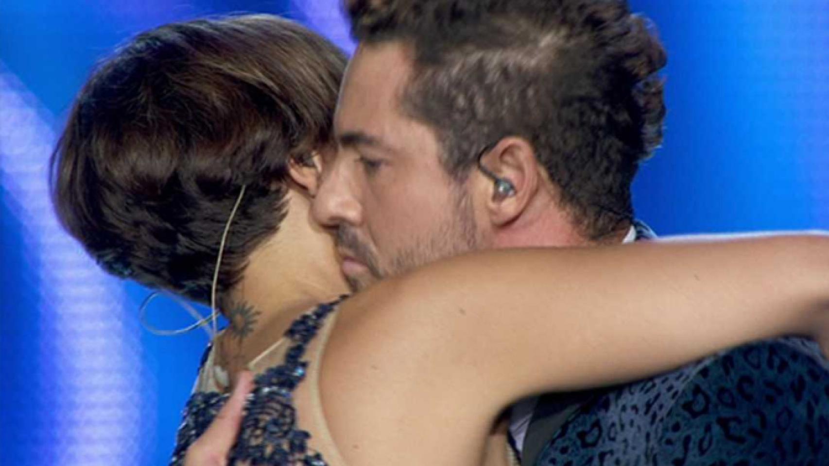 Chenoa zanja el tema de Bisbal y el beso de 'Escondidos': Ay, ¿qué cobra?