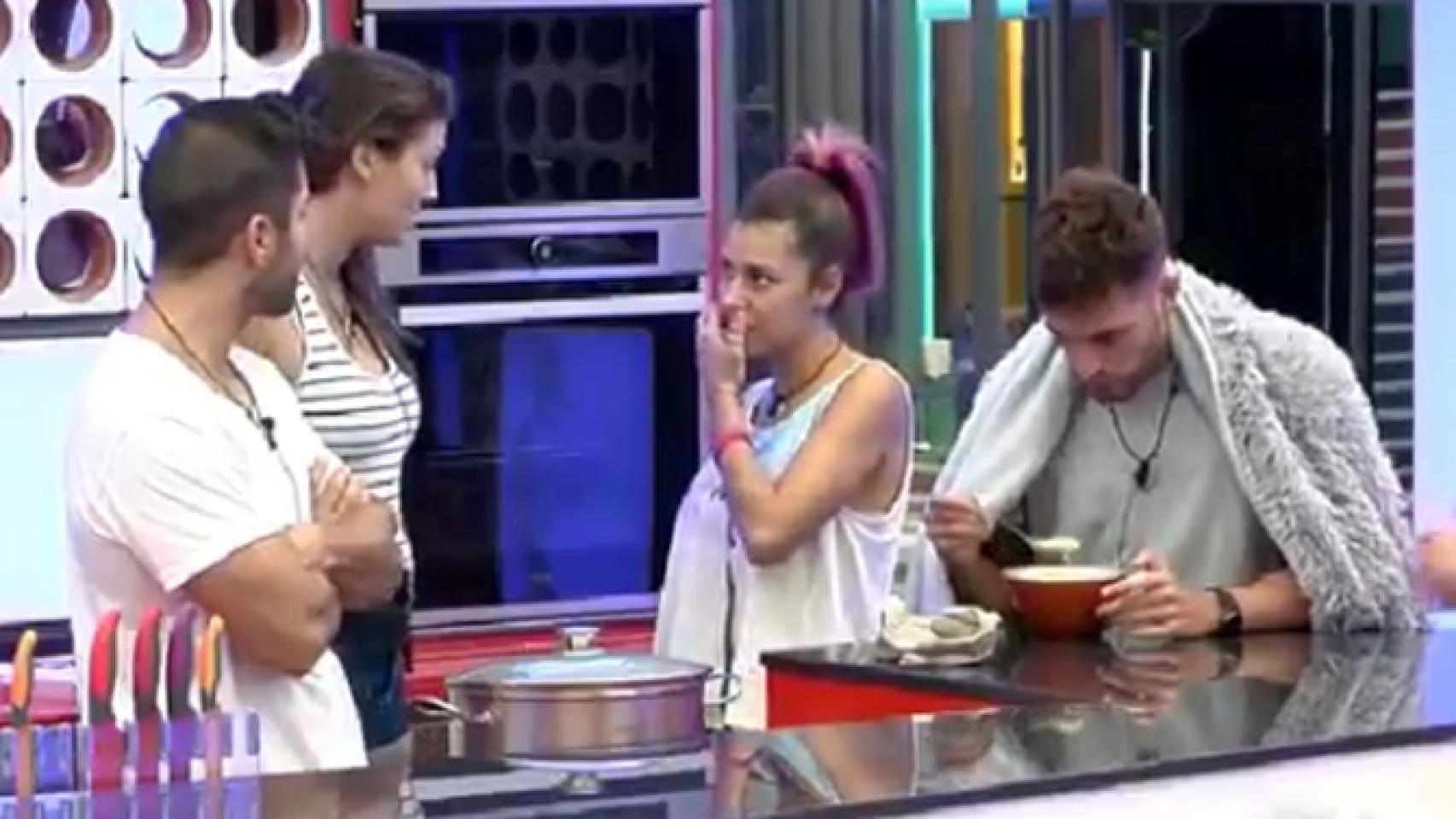 'GH 17': Bea vierte vinagre y pimentón en las camas de Adara, Pol y Bárbara y esta se venga