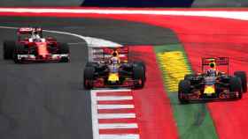 Los dos monoplazas Red Bull, Ricciardo y Verstappen, junto a Vettel.