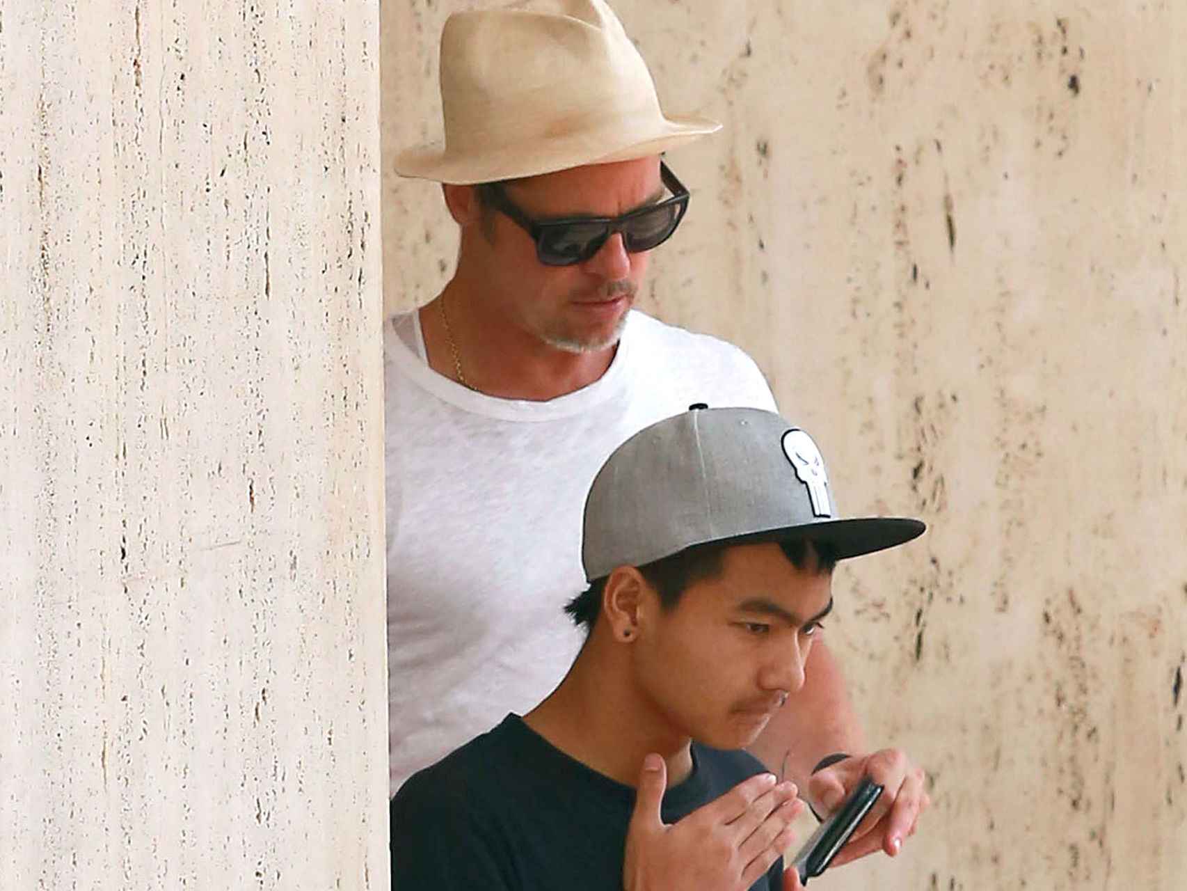 Brad Pitt con su hijo Maddox hace unos meses.