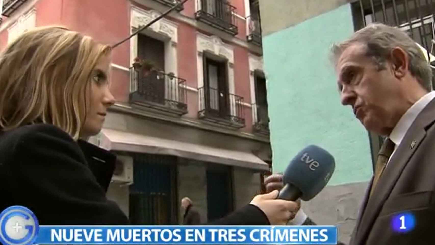Juan Rada explica delante del edificio a TVE los crímenes que tuvieron lugar en menos de dos décadas.