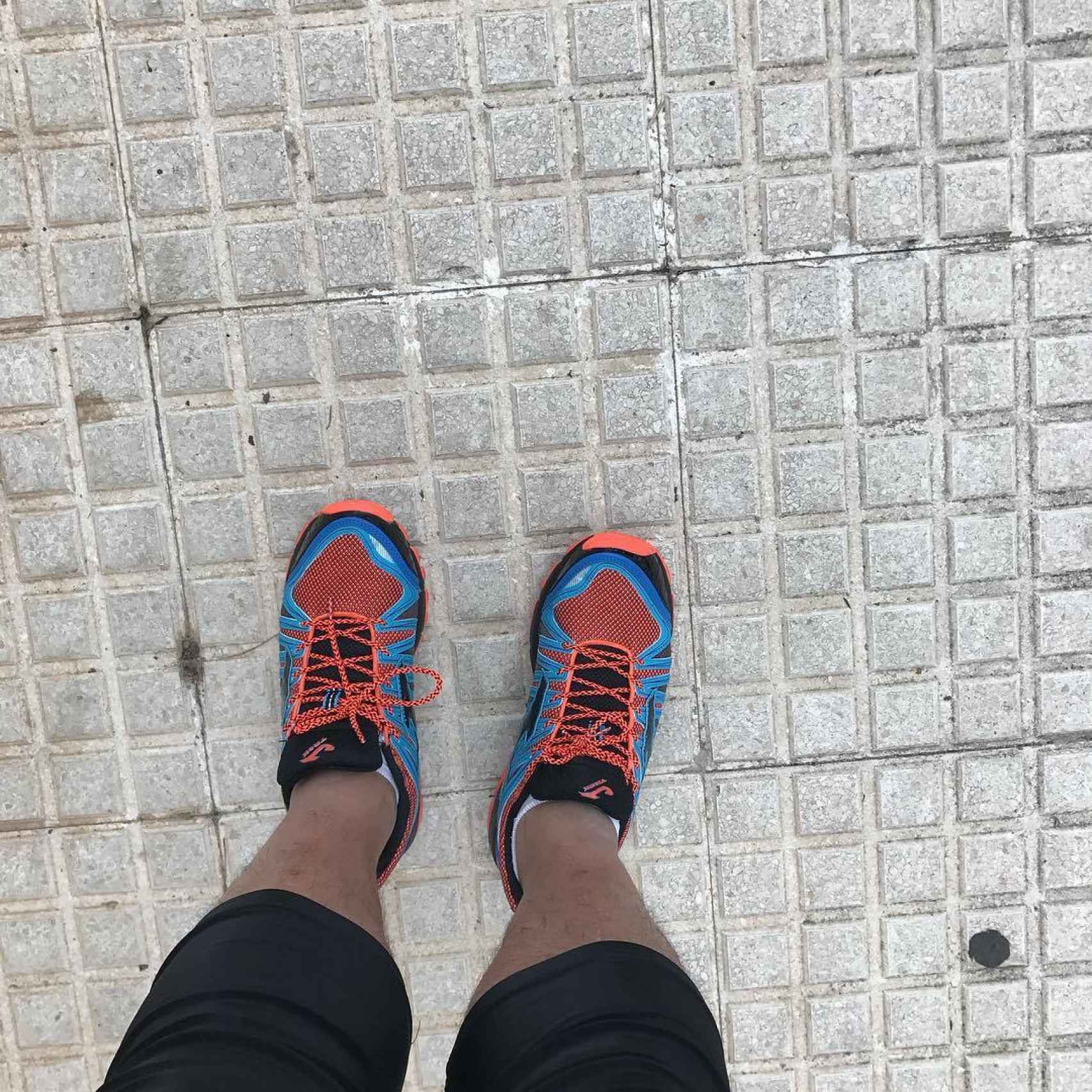 Piernas de Kiko Rivera con mallas y zapatillas para correr