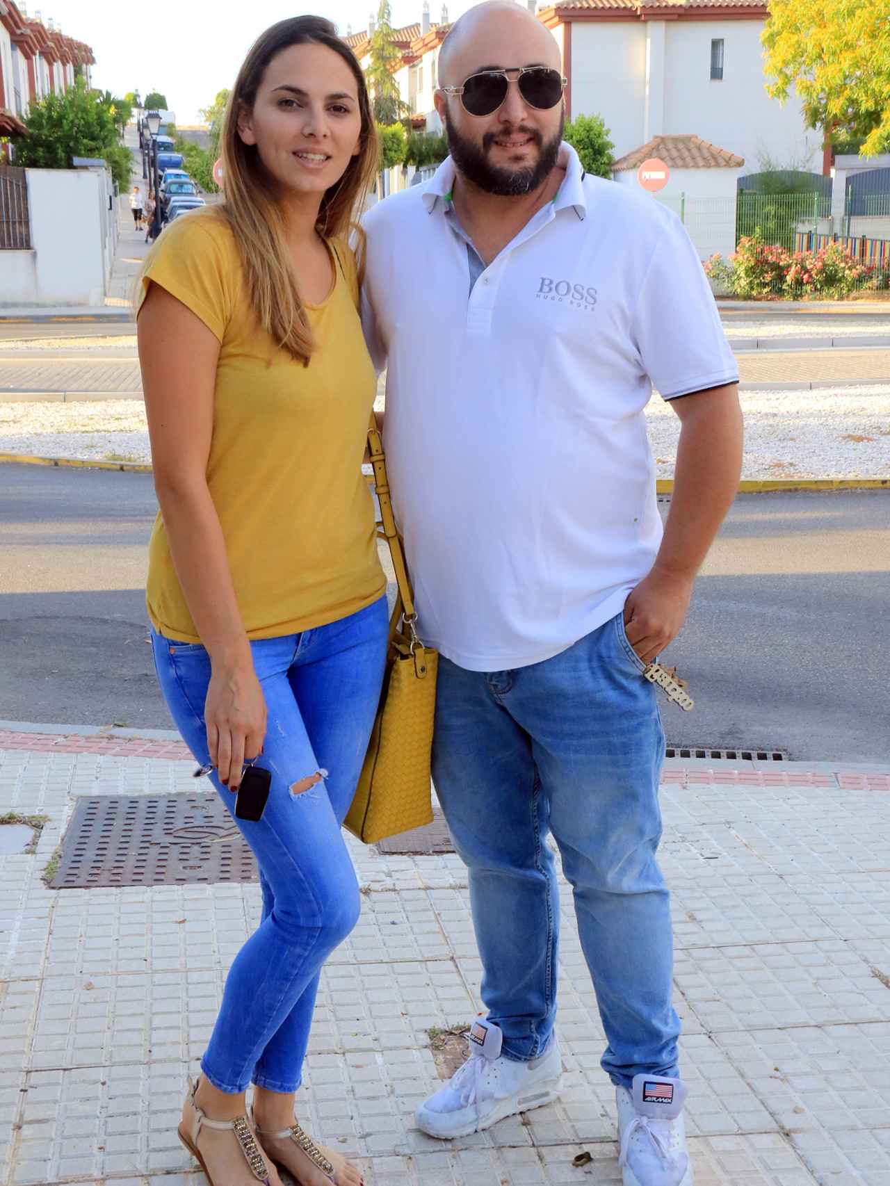 Irene Rosales y su marido Kiko Rivera en la puerta de su casa en Sevilla