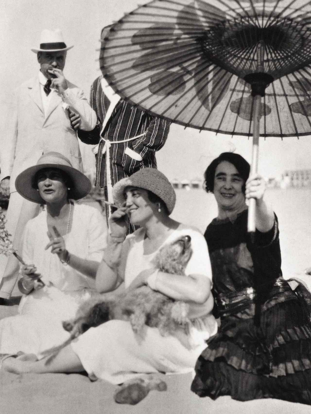 Coco Chanel, en la playa del Lido de Venecia, con Misia y José María Sert, y otros amigos.
