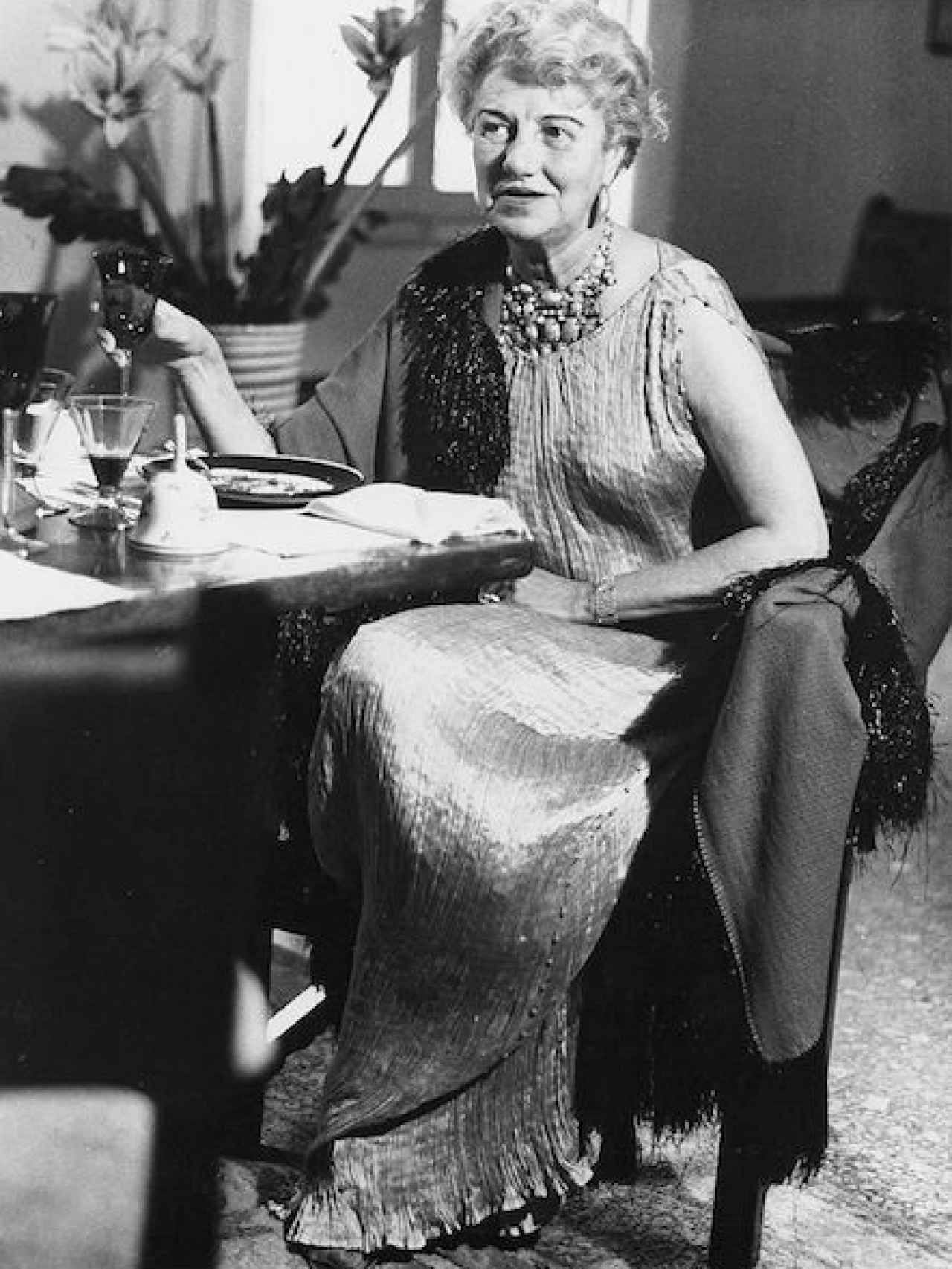 Peggy Guggenheim, vestida con un Delphos de Fortuny.