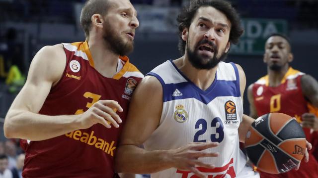 Sergio Llull intenta anotar ante el Galatasaray.