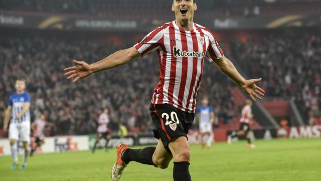 Aduriz celebra uno de sus goles ante el Genk.