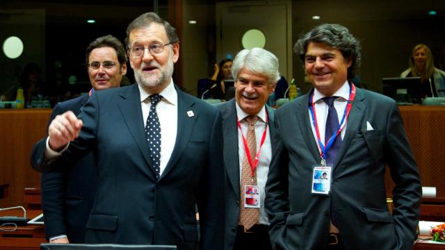 Alfonso Dastis, entre Rajoy y Jorge Moragas, en la última cumbre de la UE