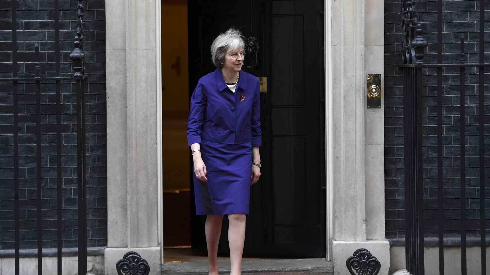 La primera ministra británica, Theresa May, sale del número 10 de Downing Street.
