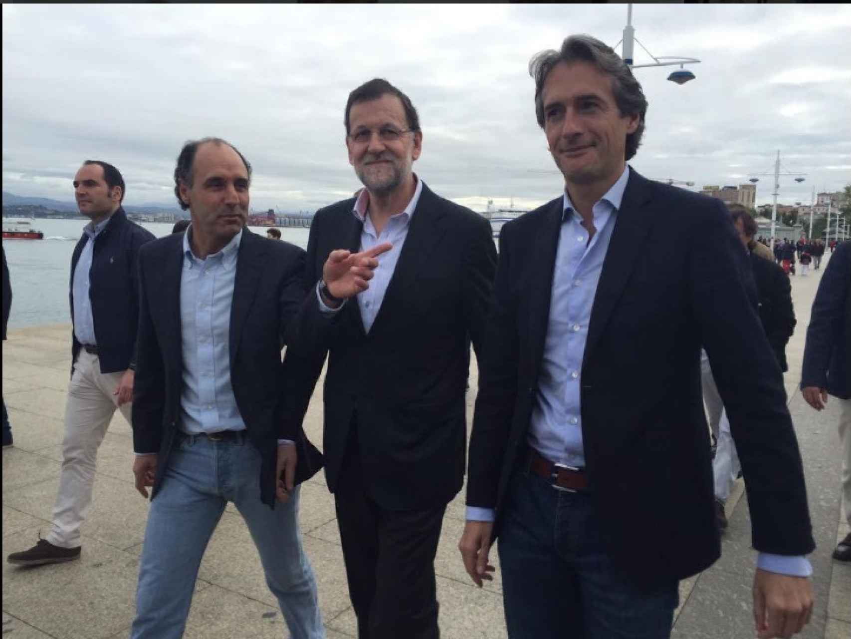 De la Serna (dcha) haciendo campaña con Mariano Rajoy (centro) en Santander