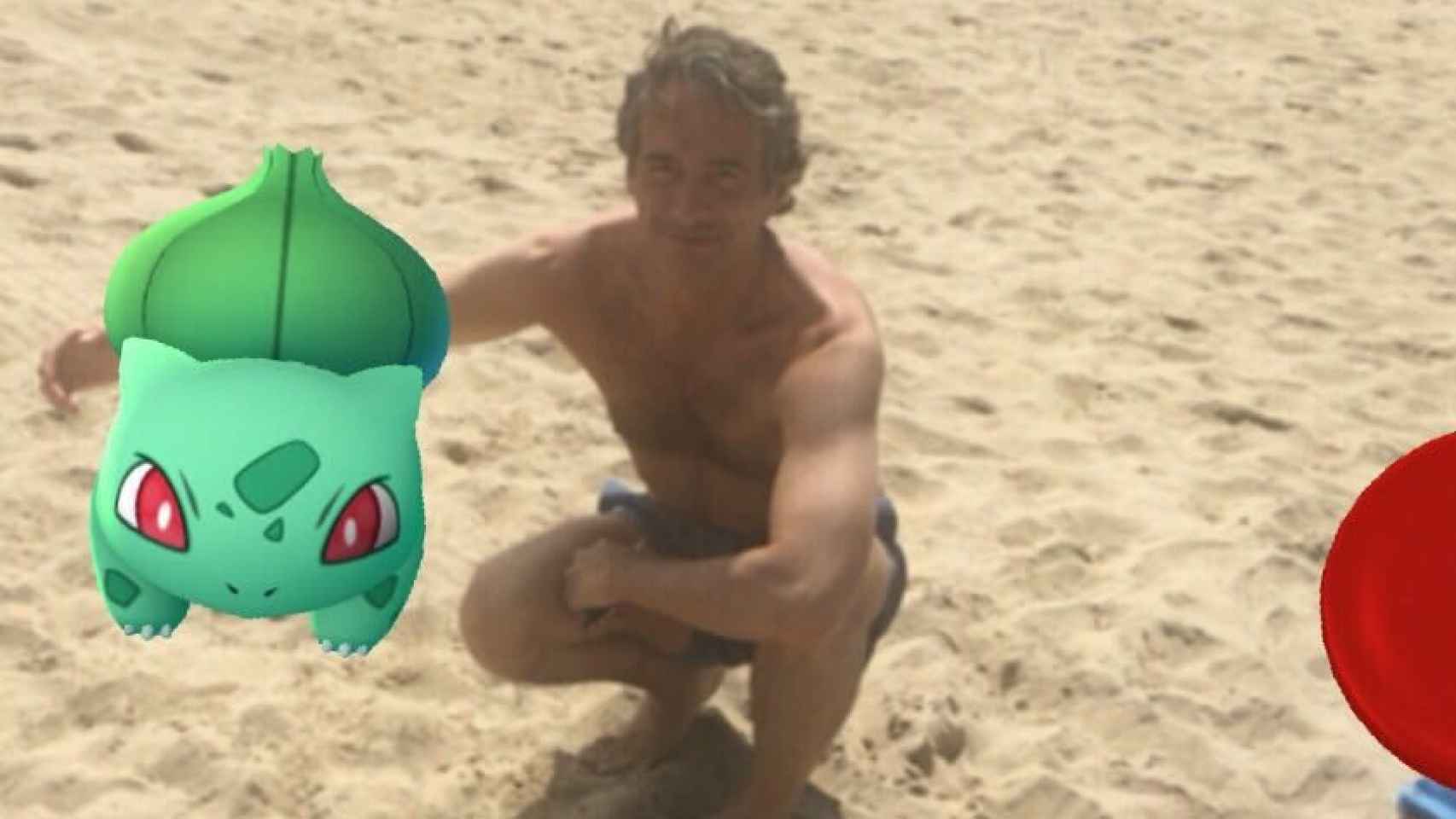 De la Serna cazando un Pokemon en la playa