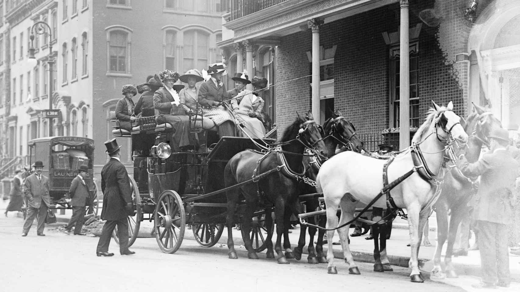 Un coche de caballos se lleva a varias asistentes a una fiesta en el Colony Club en 1911.