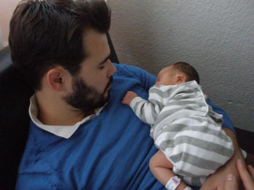 Gabriel Rufián sostiene a su único hijo, Biel, que hoy en día tiene 6 años.