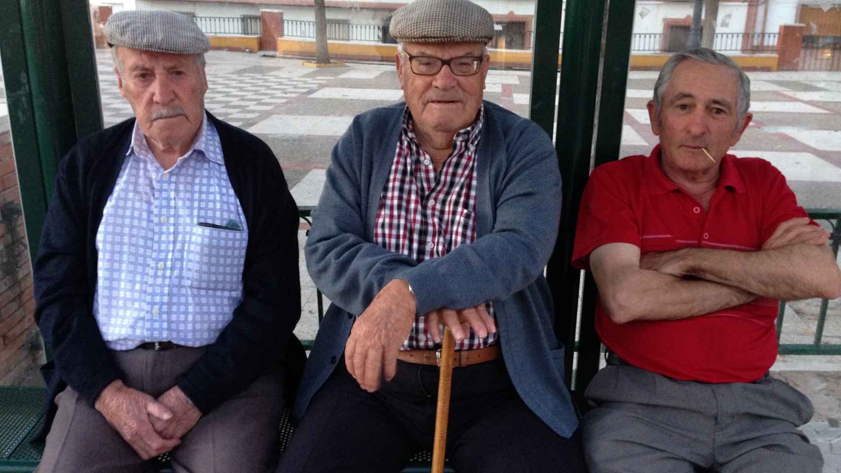 De izquierda a derecha, los hermanos José y Francisco López Martos, junto a Francisco López, de rojo. Los tres conocieron a Juanillo el de la Frasca, el abuelo del político independentista.