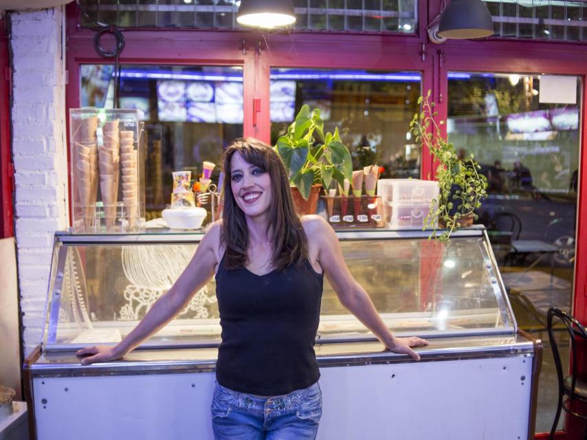 Beatriz en el interior de la cafetería Firenze