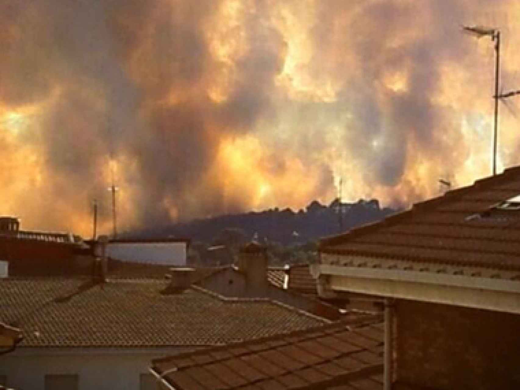 Imagen captada por un vecino de Navas durante uno de los incendios provocados por el guardia civil.