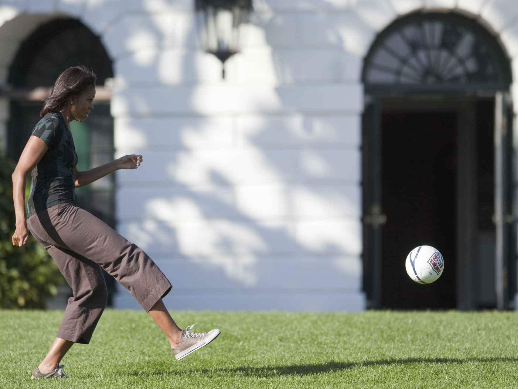 Michelle Obama juega a fútbol en una imagen típica de la primera dama