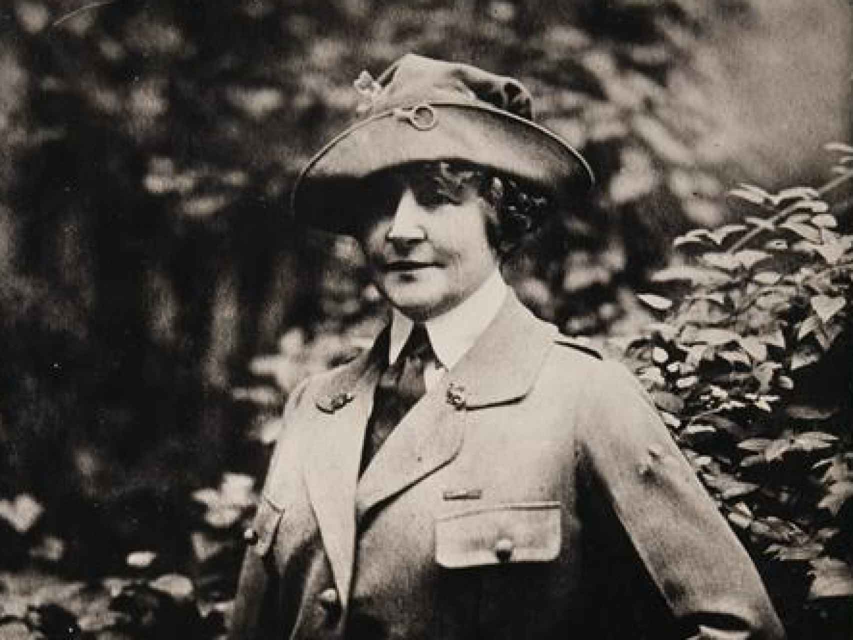 Anne Morgan vestida de uniforme en Francia.