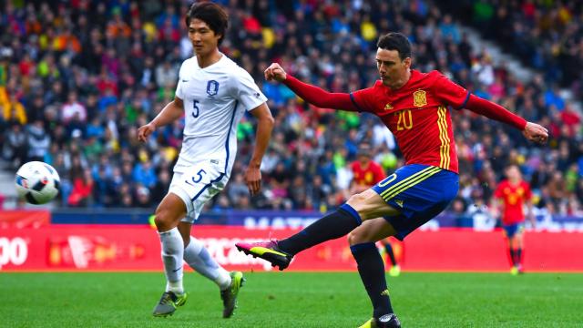 Aduriz dispara a puerta contra Chequia en la Eurocopa de Francia.