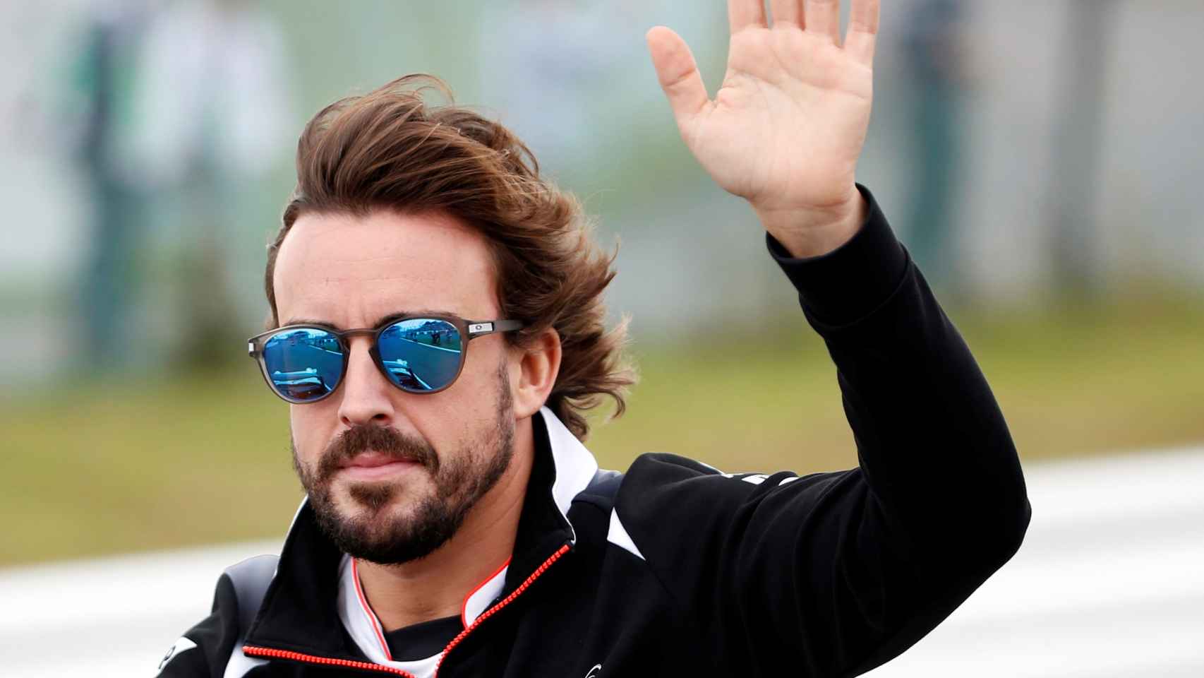 Fernando Alonso saluda en el GP de Japón.