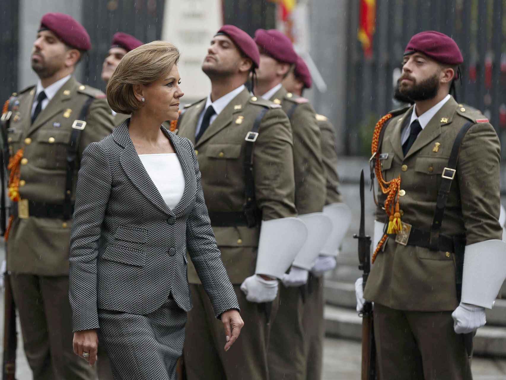 La ministra de Defensa pasa revista a las tropas que la rindieron honores durante el acto de su toma de posesión.