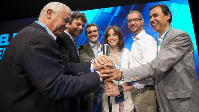 Jorge Moragas (2i), Pablo Casado (3i) y Javier Maroto (2d), tres aspirantes a ministros.