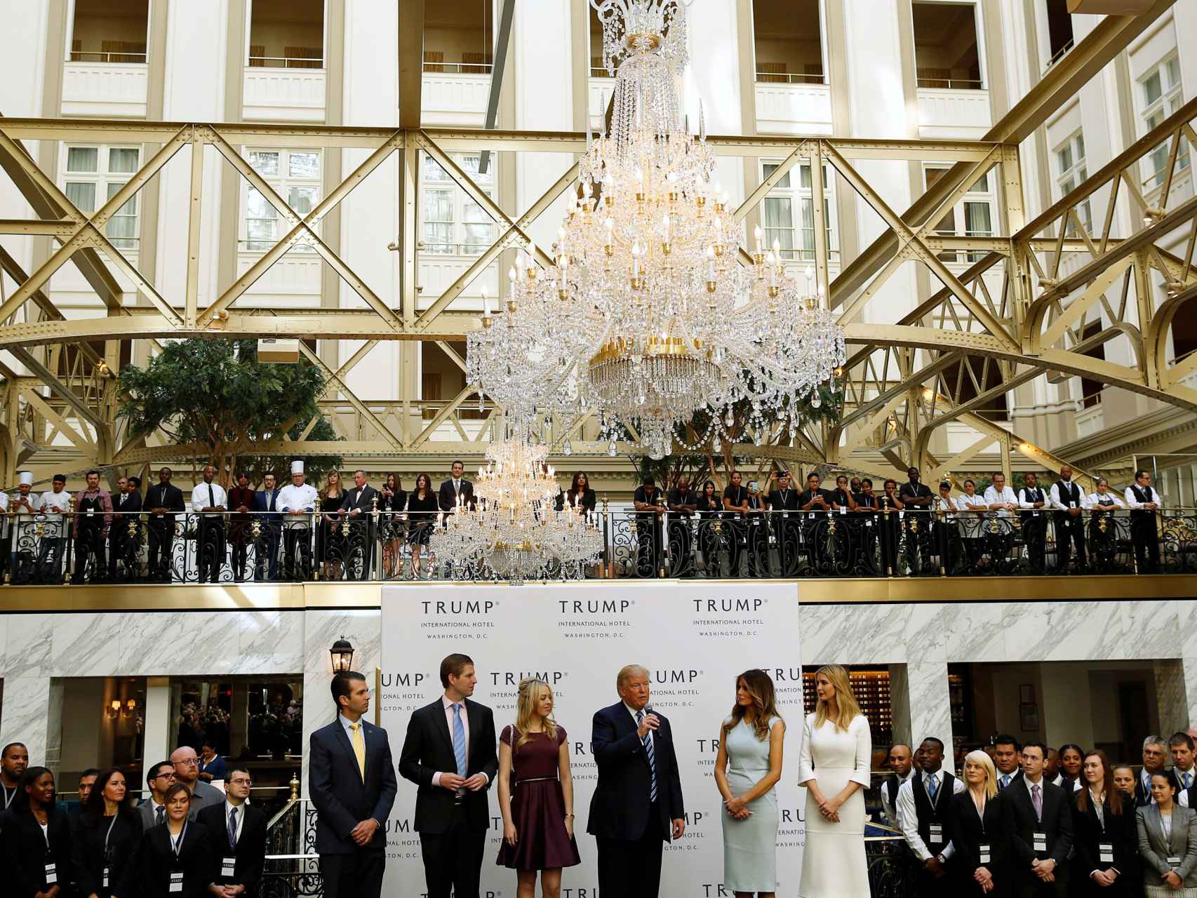 Trump y familia en la inauguración de su hotel.